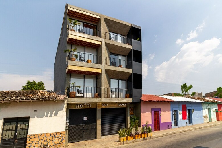 Momotus Hotel