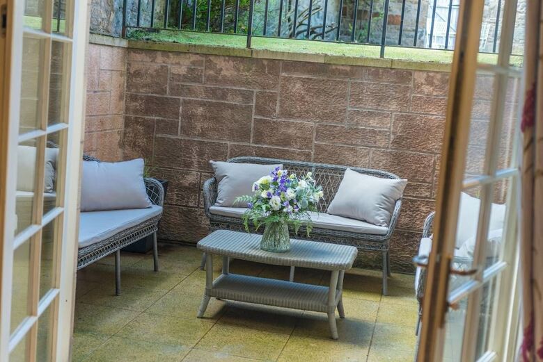 Luxury Carlton Terrace Main Door Apartment