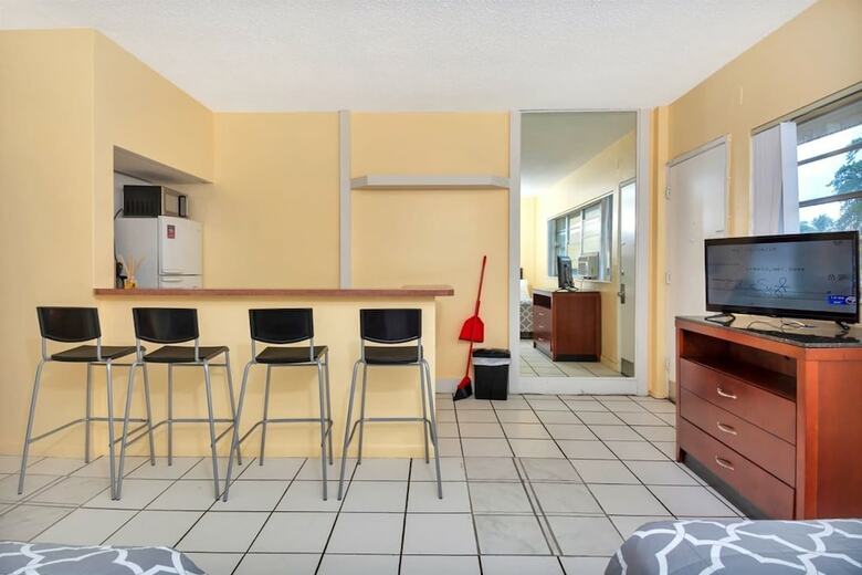 Gorgeous 1br Apartment, A Walk From The Beach