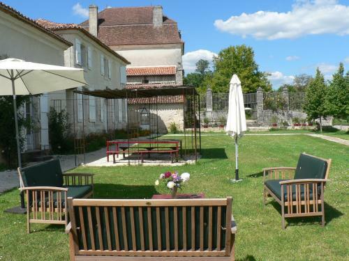 Hostal Chambres D'h�tes Et G�tes Du Ch�teau de Clauzuroux