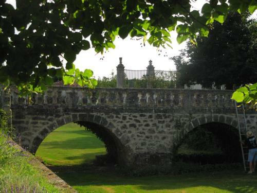 Hostal Chambres D'h�tes Et G�tes Du Ch�teau de Clauzuroux