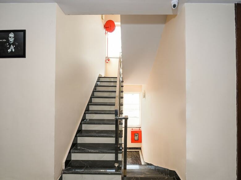 Hotel Capital O 29581 Rohini Jazz