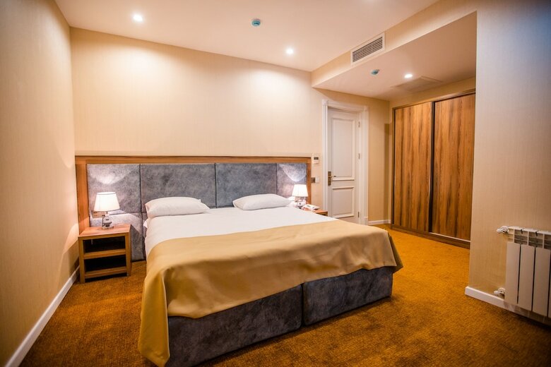 Midway Hotel