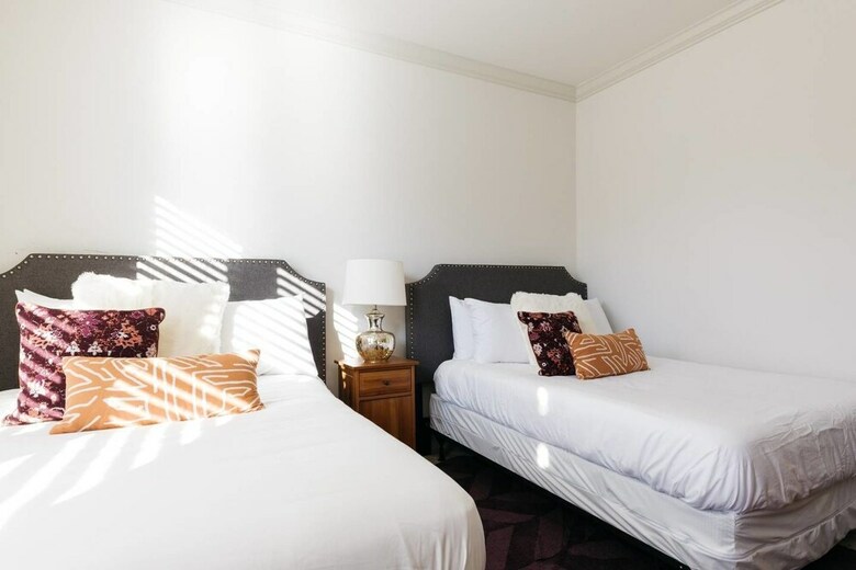 Refreshing 3br/3ba Townhouse Mins To Dt By Domio