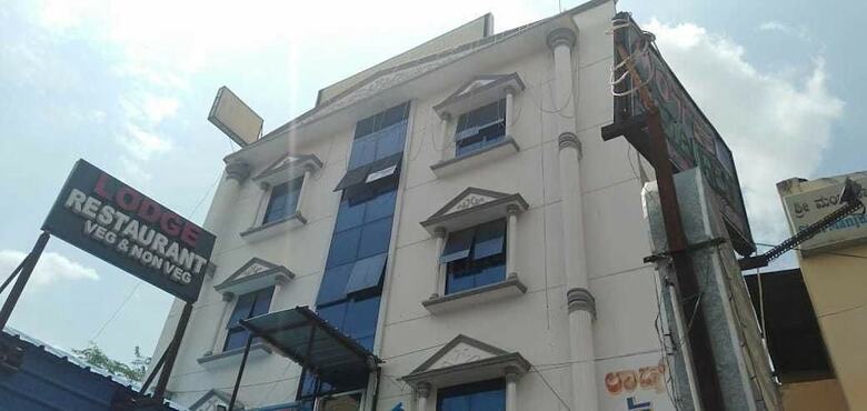 Hotel Iroomz Grand Palace