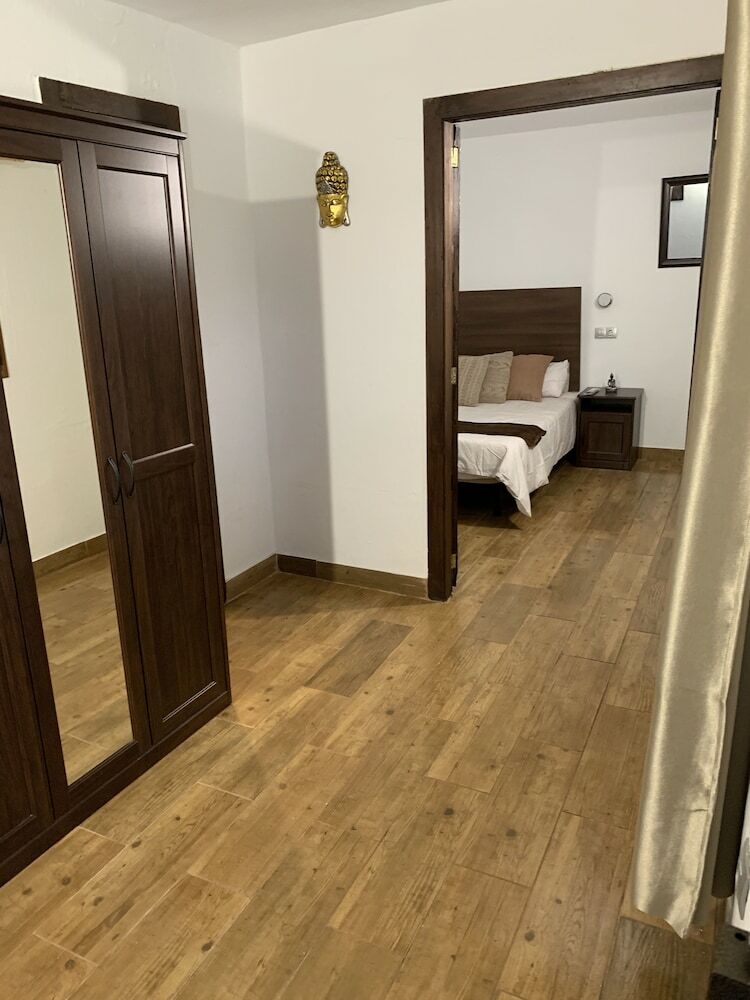 Hotel Valtisya House Pool & Airport