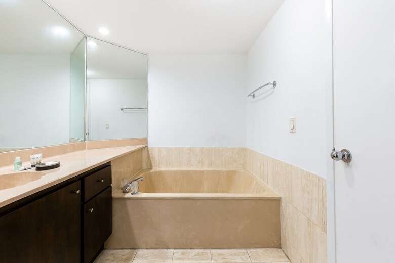 3 Bedroom Condo With Stunning Balcony View
