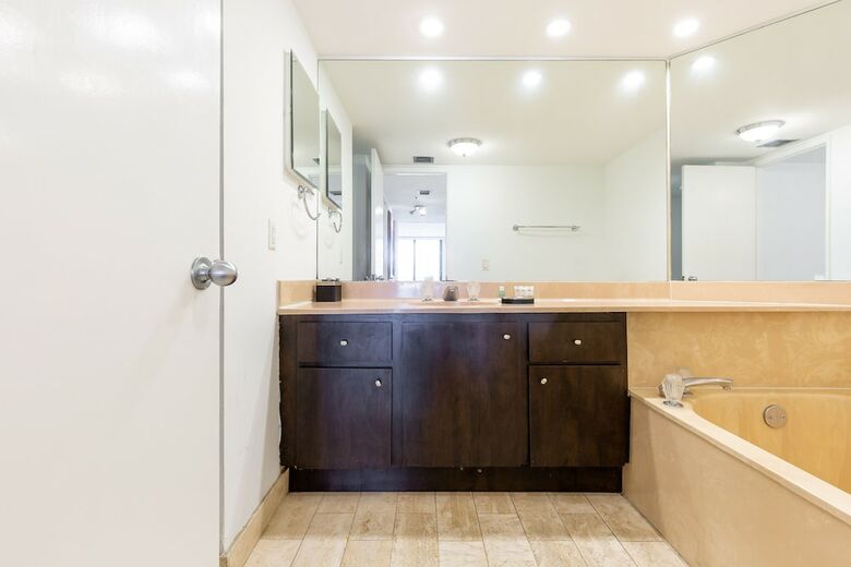 3 Bedroom Condo With Stunning Balcony View