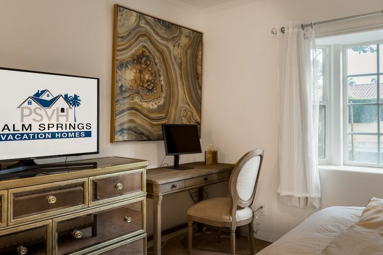 Palm Springs Glamour Three Bedroom House