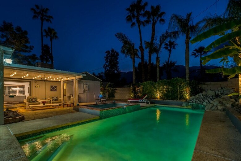 Palm Springs Glamour Three Bedroom House