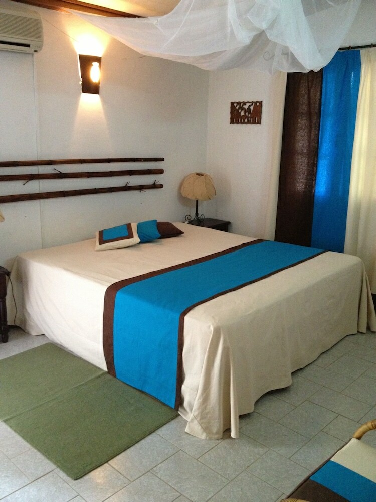 Villa With Heated Pool / Piscine Chauffee