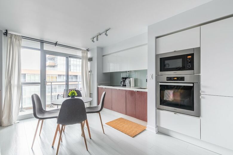 Gorgeous Luxury Condos Near The Cn Tower