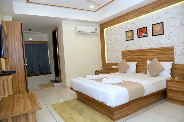 Hotel Shobhna Palace By Sky Stays