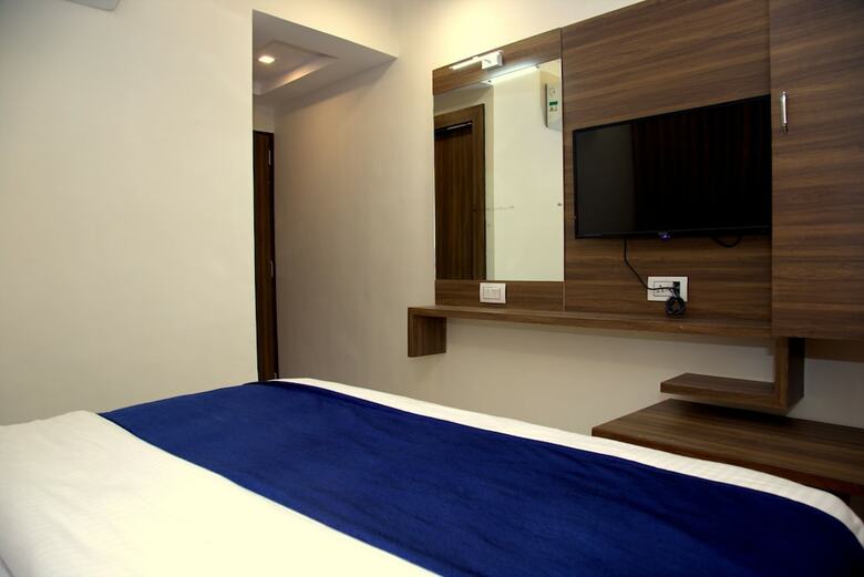 Hotel Shobhna Palace By Sky Stays