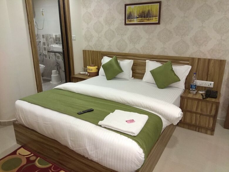 Hotel Shobhna Palace By Sky Stays