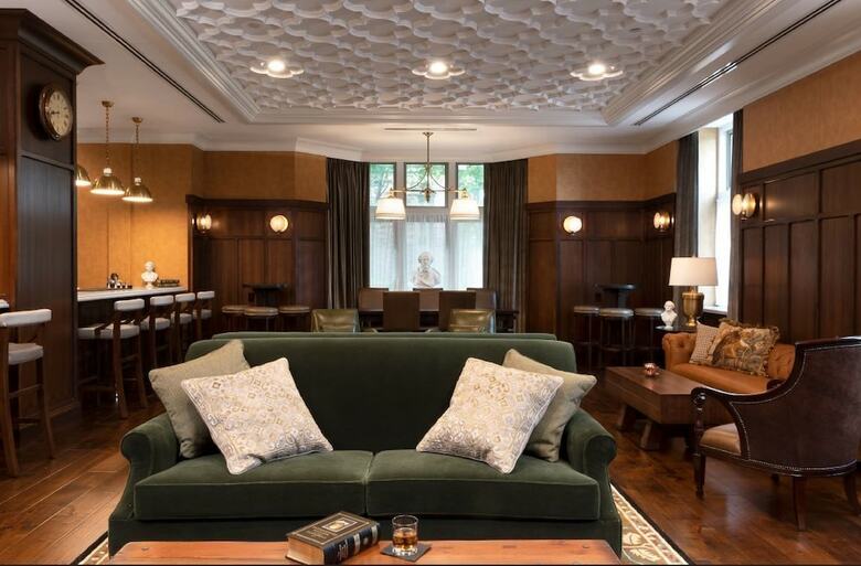 Hotel The Charles F. Knight Center