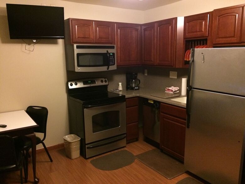Hotel East Hills Inn And Suites