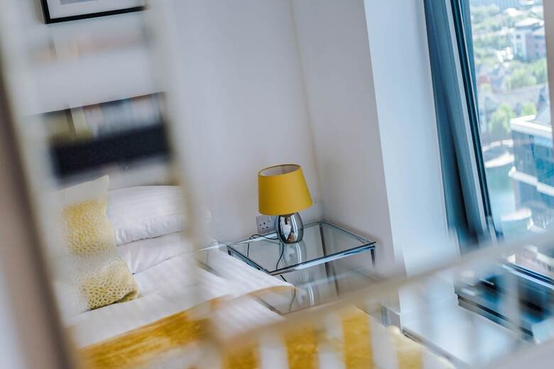 Contemporary 1 Bed Apartment Media City