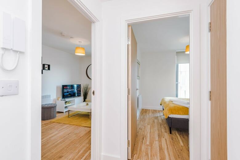 Contemporary 1 Bed Apartment Media City