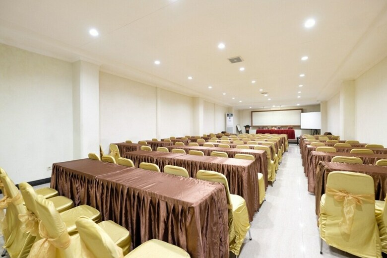 Reddoorz Plus @ The Alden Hotel