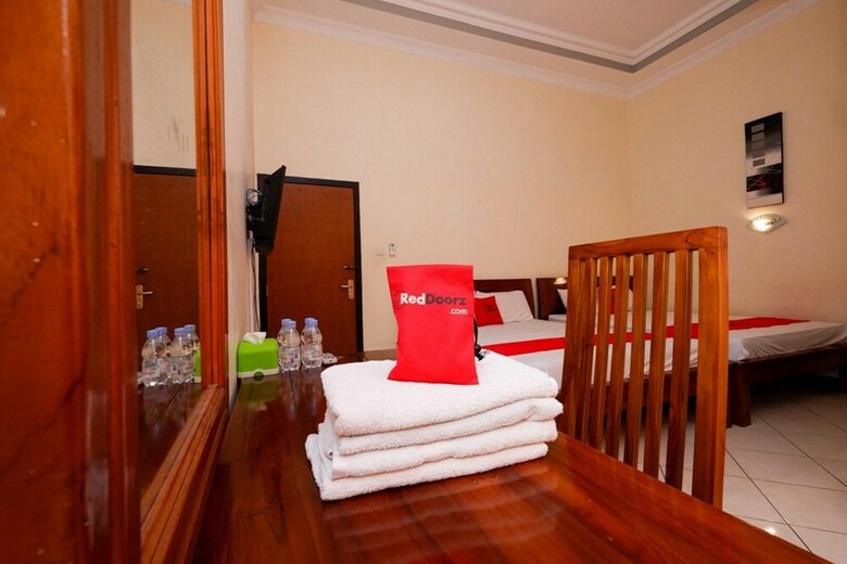 Hotel Reddoorz Plus @ Kartini Beach Jepara