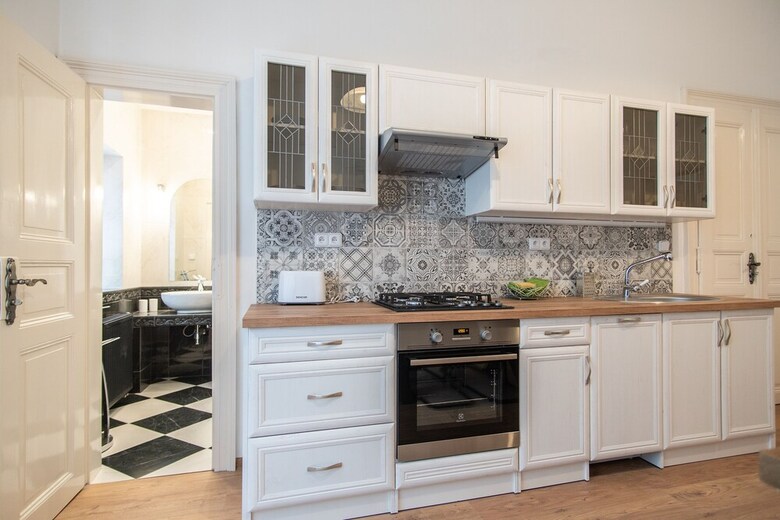 Refurbished 1br Apartment In Nice Quiet Area With Free Parking