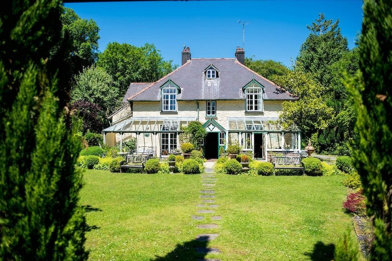 The Cors Country House