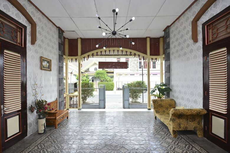 Hostal Oyo 1303 Golden Inn 2