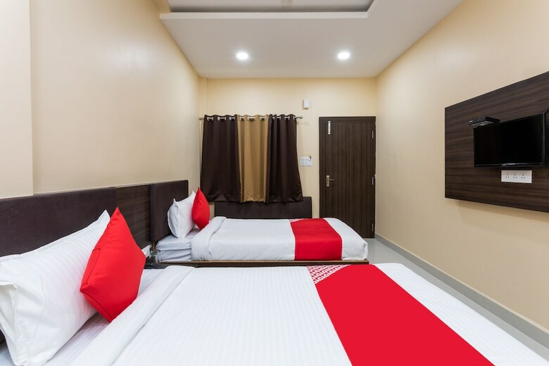 Oyo 28247 Hotel Smr Palace
