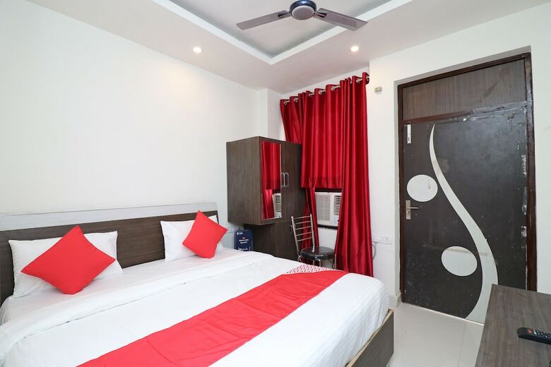Hotel Oyo 18848 Paradise Inn