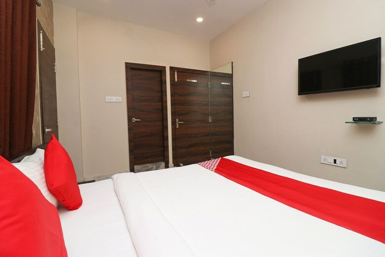 Hotel Oyo 23639 Krishna Plaza