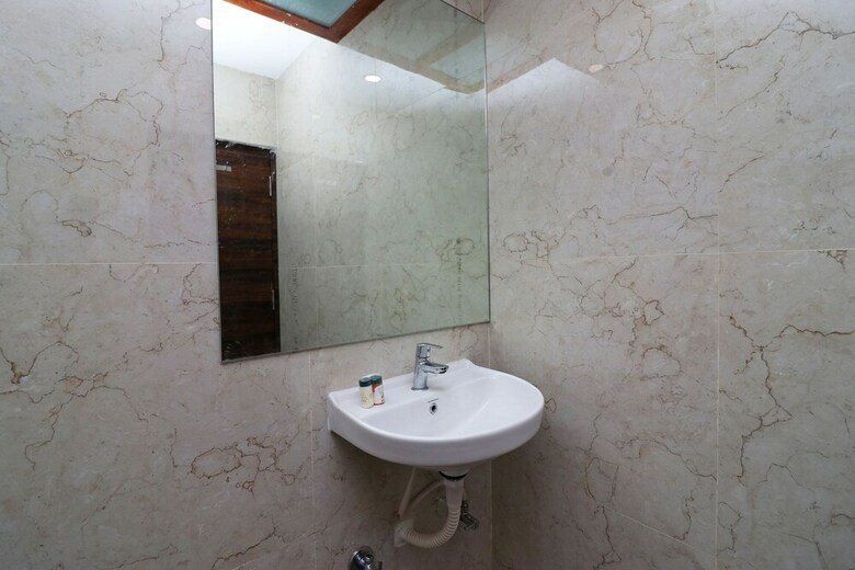 Hotel Oyo 23639 Krishna Plaza