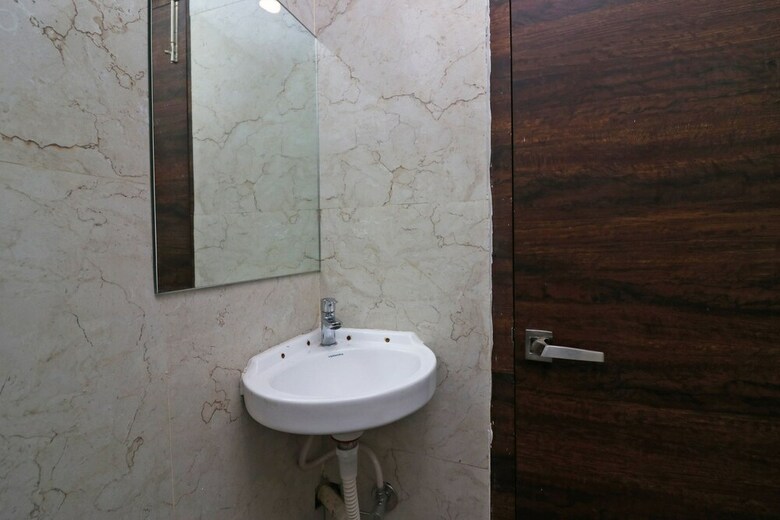Hotel Oyo 23639 Krishna Plaza