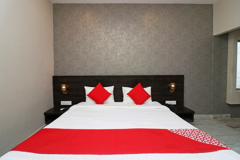 Hotel Oyo 23639 Krishna Plaza