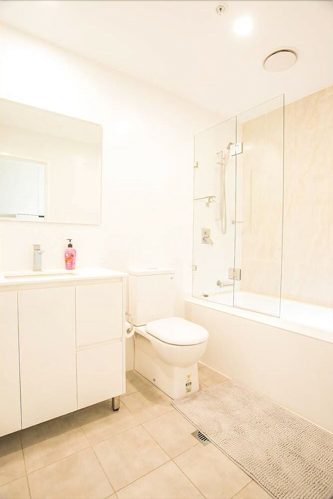 Spacious Central Apartment Walking Distance To Beach