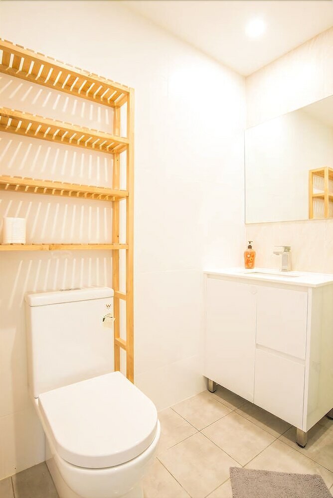 Spacious Central Apartment Walking Distance To Beach