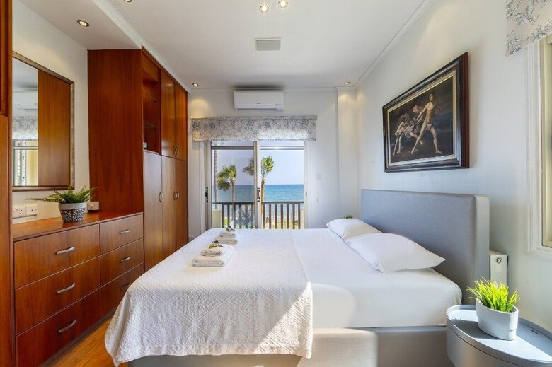 Meneou Beachfront Villa 3