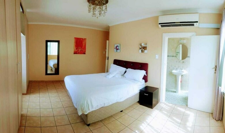 Hotel Lacasa Bellville Guesthouse