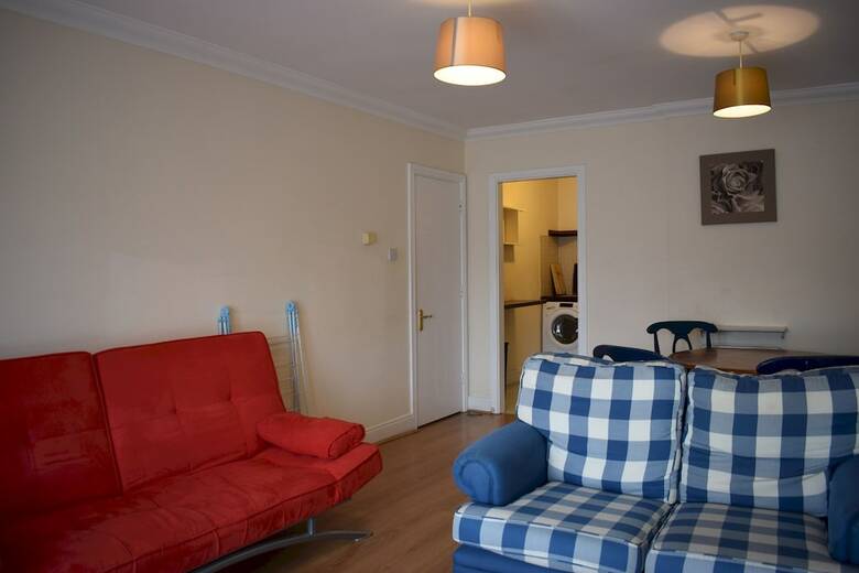 Bright 2 Bedroom Apartment With Balcony In City Centre