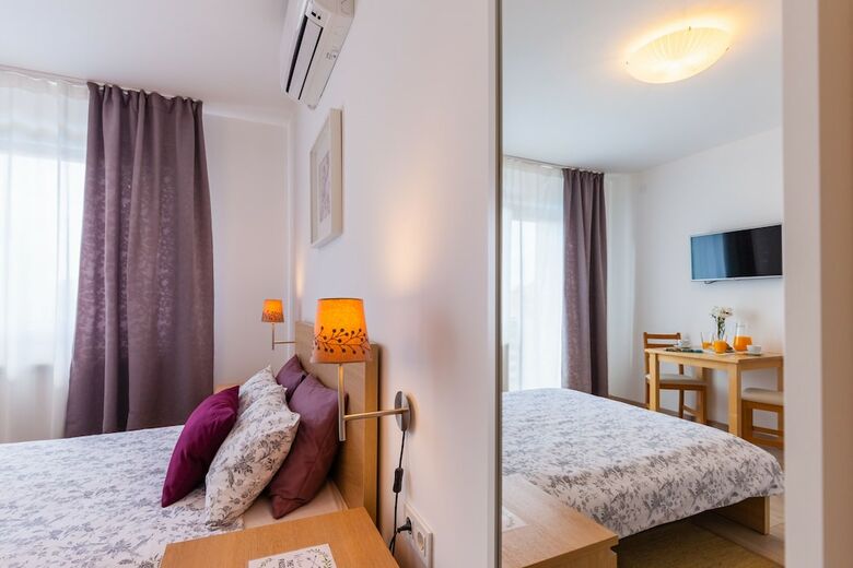 Hotel Rooms & Apartments Karlo