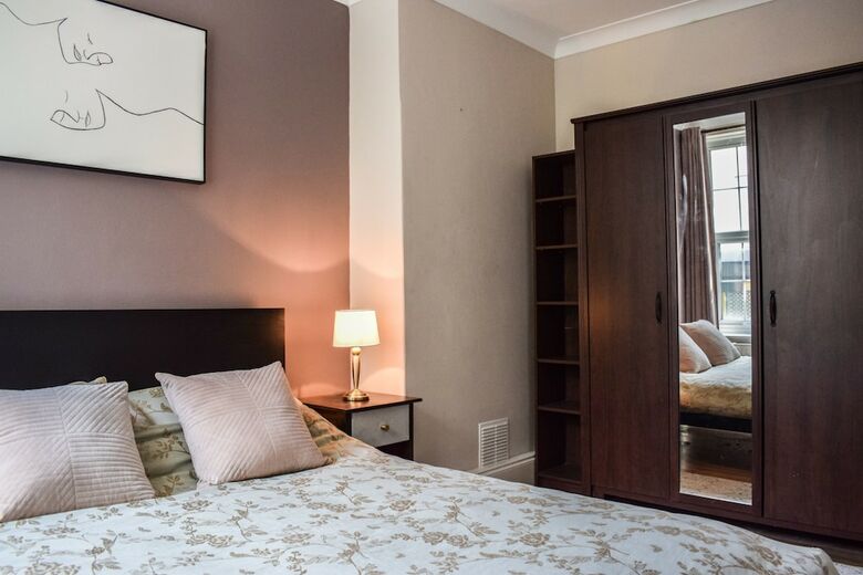 Charming 3 Bedroom Apartment From Cutty Sark