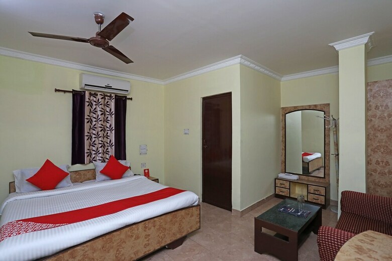 Oyo 28355 Hotel Raj Mahal