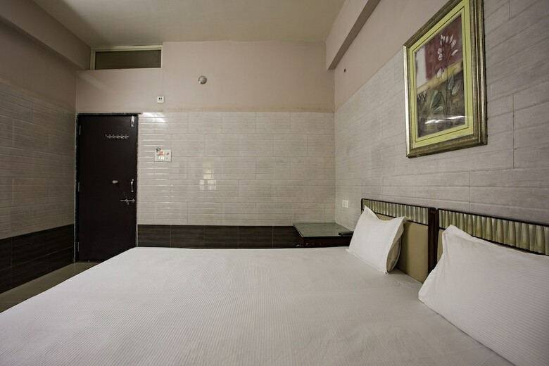 Spot On 23725 Jay Shanti Palace Hotel