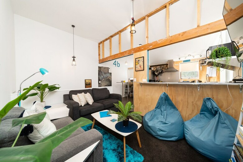16 Guests. Unique, Central, Mountain & Lake Views