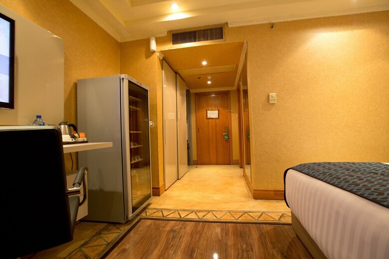 Victoria Crown Plaza Hotel