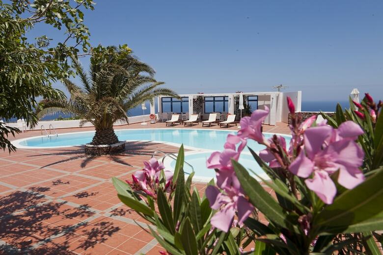 Anemomilos Hotel & Apartments