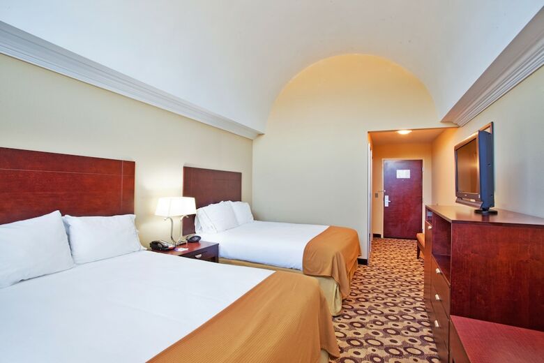 Holiday Inn Express Hotel & Suites Macon-west