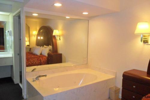 Motel Luxury Inn & Suites