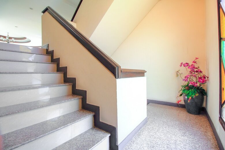 Oyo 383 White Inn Hotel