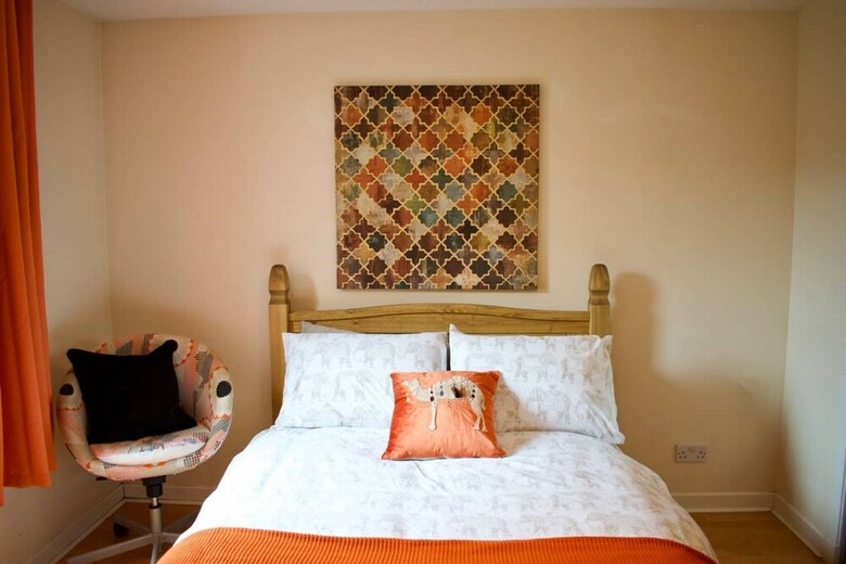 Spacious 3 Bedroom Apartment In Central Location